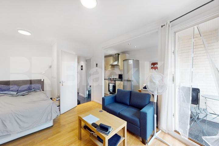 Top floor, double studio with charming balcony  Barlow Street , Elephant And Castle